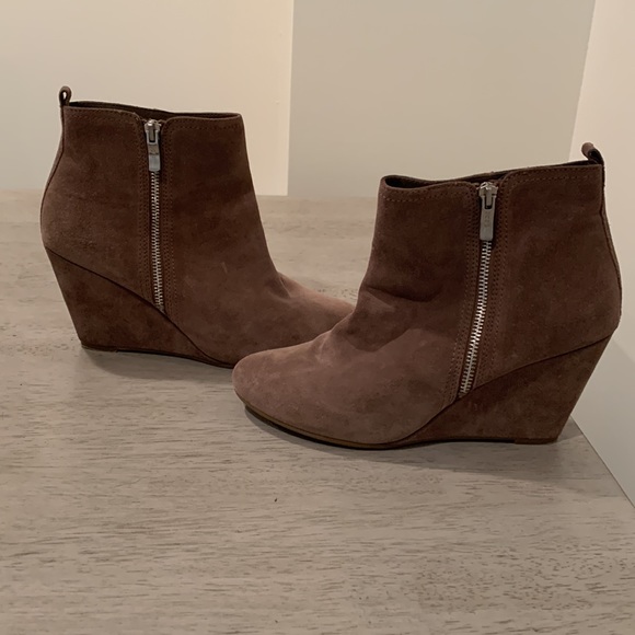 Gorgeous BCBG Generation Suede Booties 9.5 heeled boots - Picture 2 of 9